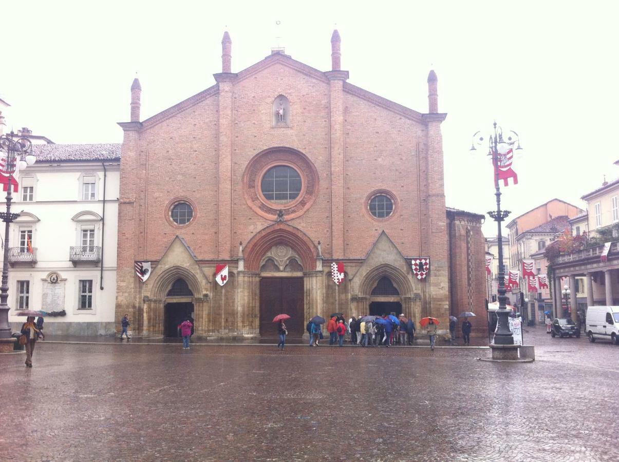 Appartamento In Centro Storico Asti Luaran gambar